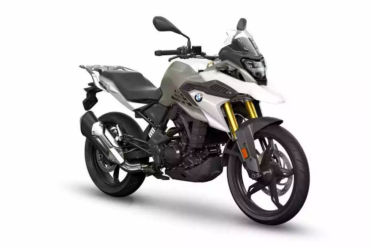 Motocicleta BMW G 310 GS color blanco vista de lado sobre fondo blanco Motocicleta BMW G 310 GS color blanco vista de lado sobre fondo blanco