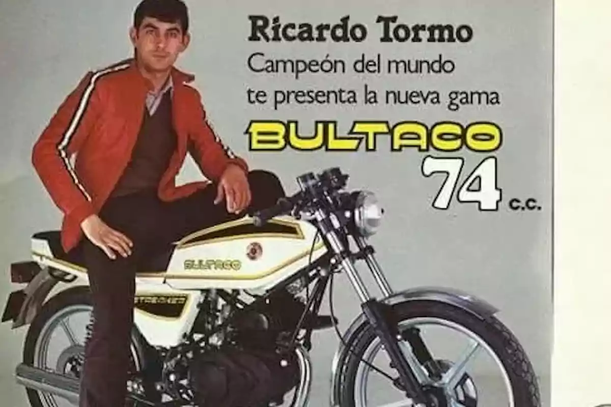 Un hombre joven con chaqueta roja está sentado sobre una motocicleta blanca Bultaco 74 cc junto a un anuncio que promociona la nueva gama de esta moto Un hombre joven con chaqueta roja está sentado sobre una motocicleta blanca Bultaco 74 cc junto a un anuncio que promociona la nueva gama de esta moto