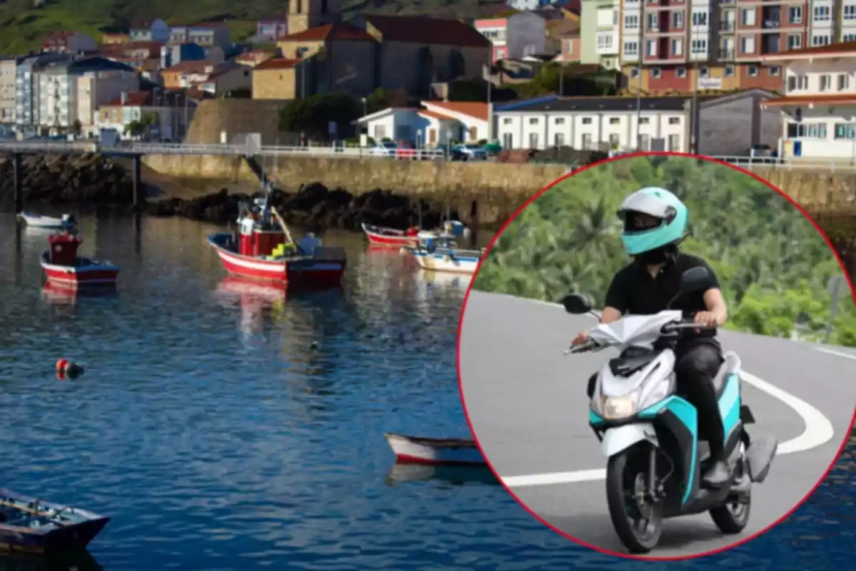 Varios barcos pesqueros flotan en un puerto con casas al fondo y una persona con casco azul claro conduce una motocicleta en una carretera Varios barcos pesqueros flotan en un puerto con casas al fondo y una persona con casco azul claro conduce una motocicleta en una carretera