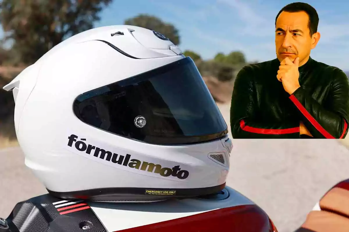 Casco de motocicleta blanco con visera oscura y la palabra fórmulamoto, al fondo un hombre con chaqueta negra y roja aparece pensativo