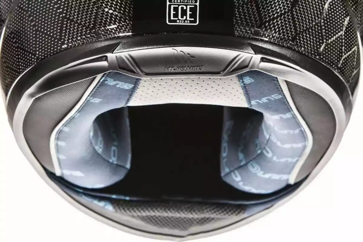 Vista inferior de un casco de motocicleta mostrando el interior acolchonado y la certificación ECE en la parte superior Vista inferior de un casco de motocicleta mostrando el interior acolchonado y la certificación ECE en la parte superior
