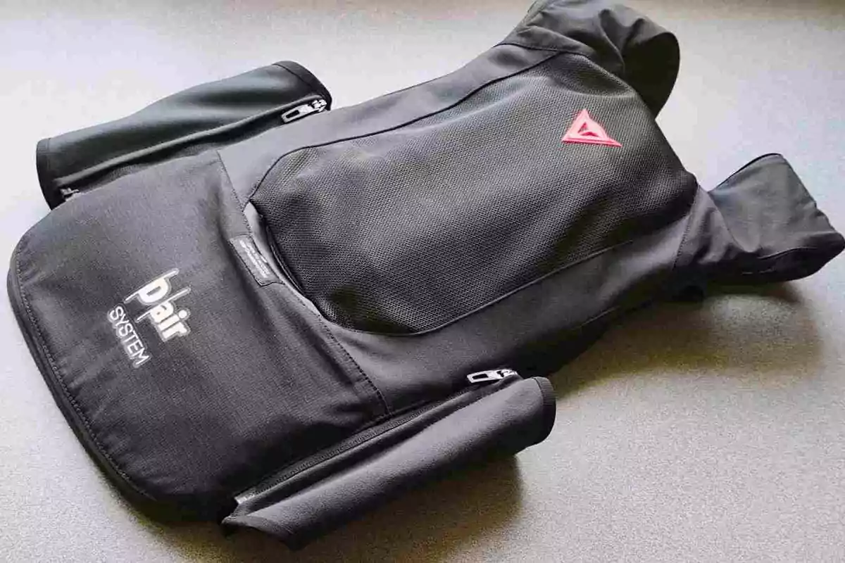 Armilla negra amb cremalleres i logotip de Dainese, dissenyada per a protecció i sistema d’airbag Armilla negra amb cremalleres i logotip de Dainese, dissenyada per a protecció i sistema d’airbag