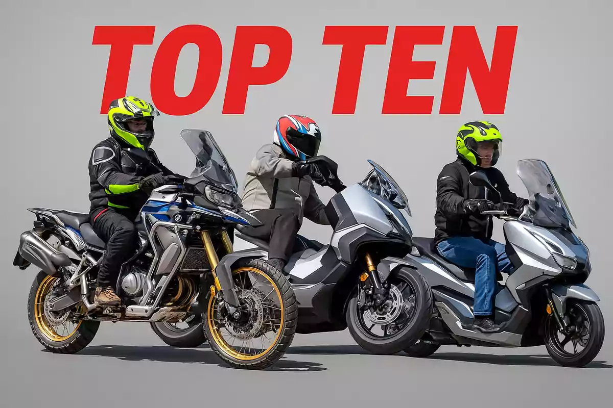 Tres personas con casco y equipo de protección montan motocicletas frente a un fondo gris con el texto grande en rojo que dice TOP TEN