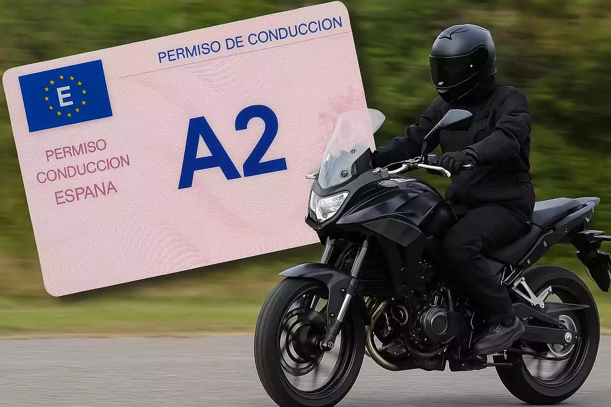 Persona vestida de negro conduciendo una motocicleta con un permiso de conducción A2 de España en el fondo