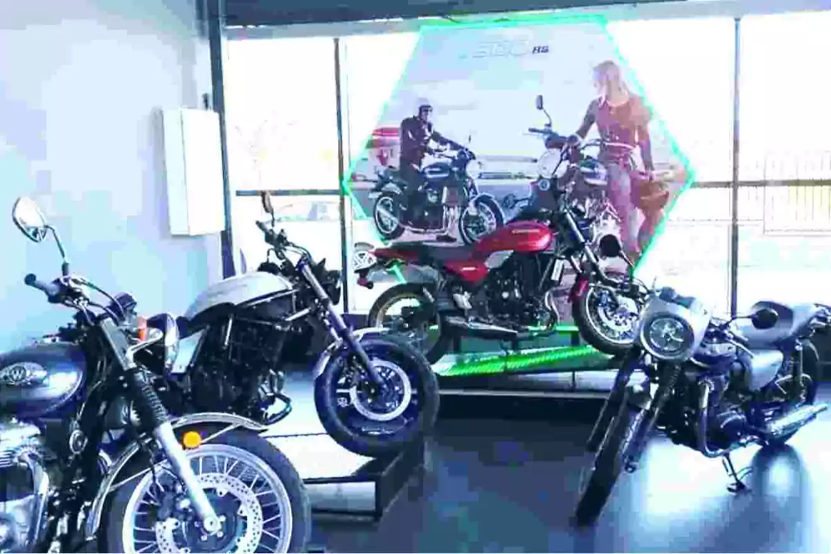 Exhibició de diverses motocicletes a l’interior d’una botiga amb un cartell publicitari al fons Exhibició de diverses motocicletes a l’interior d’una botiga amb un cartell publicitari al fons
