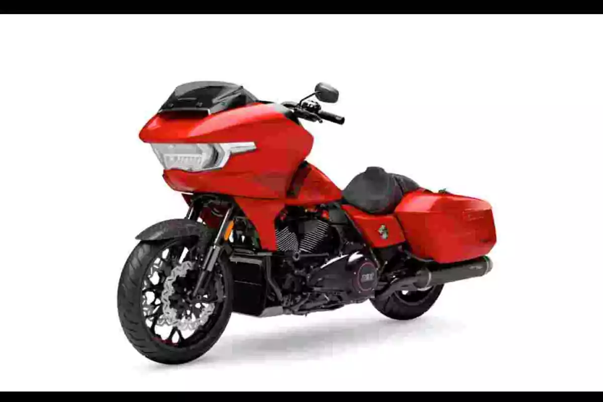 Motocicleta de turisme de color vermell amb maletes laterals i carenat frontal sobre fons blanc Motocicleta de turisme de color vermell amb maletes laterals i carenat frontal sobre fons blanc