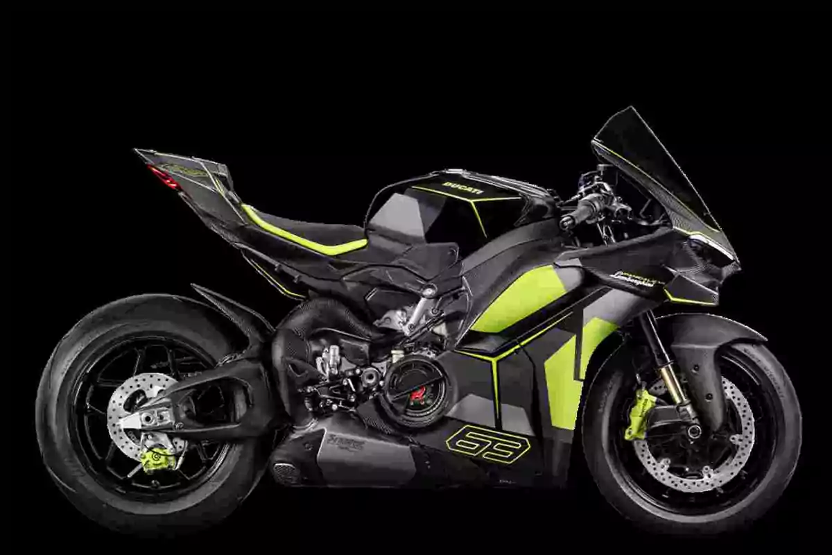 Motocicleta esportiva negra amb detalls en groc neó sobre fons negre Motocicleta esportiva negra amb detalls en groc neó sobre fons negre