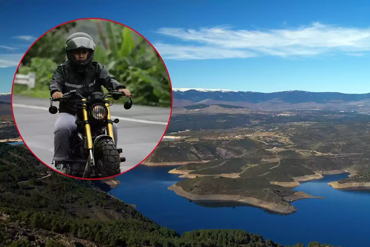 Persona conduciendo una motocicleta dentro de un círculo sobre una imagen de un embalse rodeado de montañas y vegetación Persona conduciendo una motocicleta dentro de un círculo sobre una imagen de un embalse rodeado de montañas y vegetación