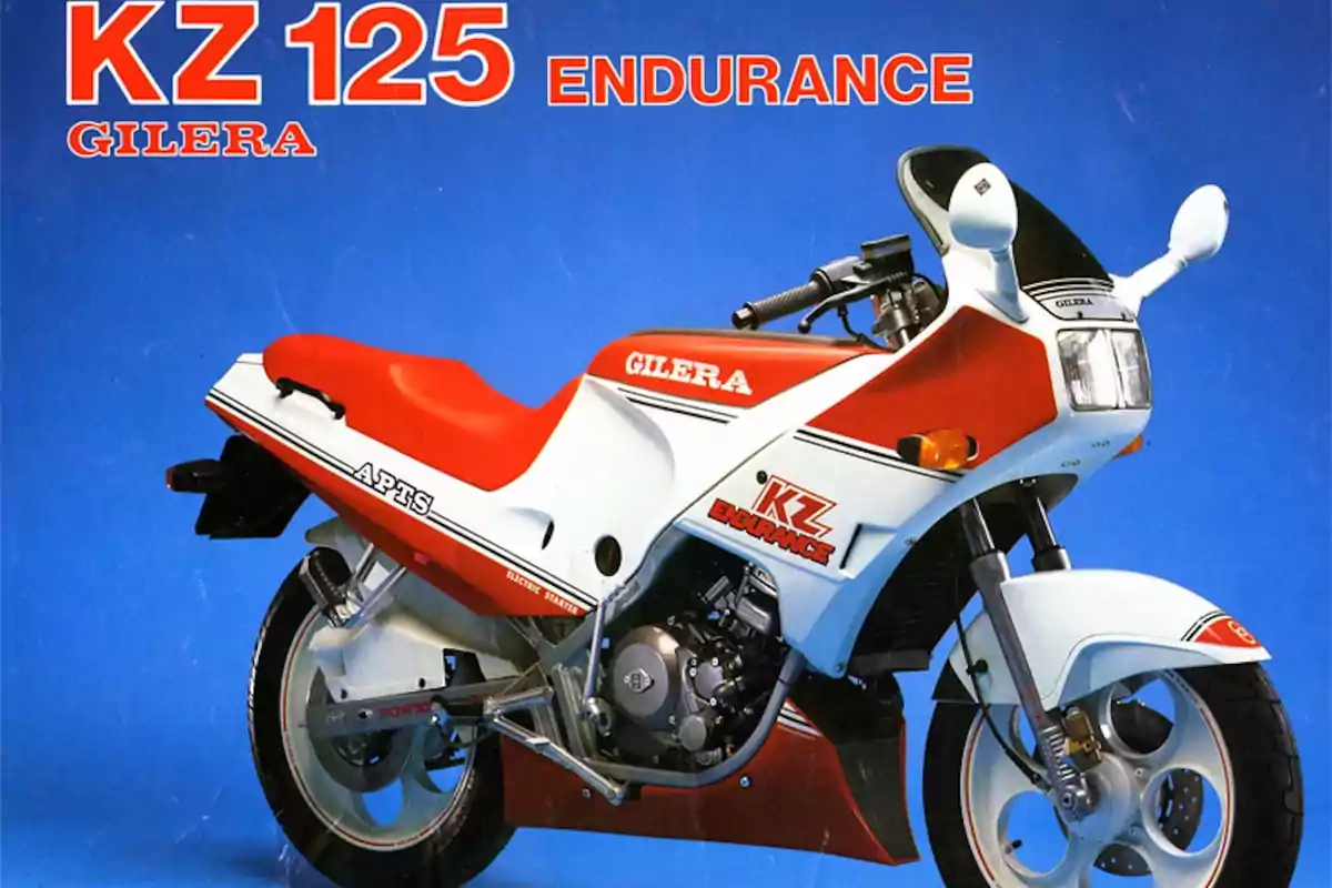 Motocicleta Gilera KZ 125 Endurance de color blanco y rojo sobre un fondo azul Motocicleta Gilera KZ 125 Endurance de color blanco y rojo sobre un fondo azul