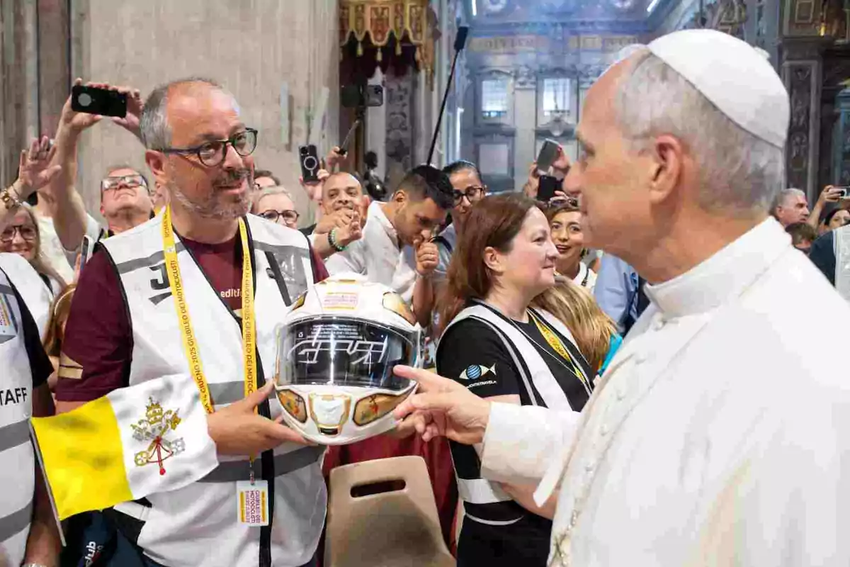 GIVI regala un casco de moto al Papa León XIV