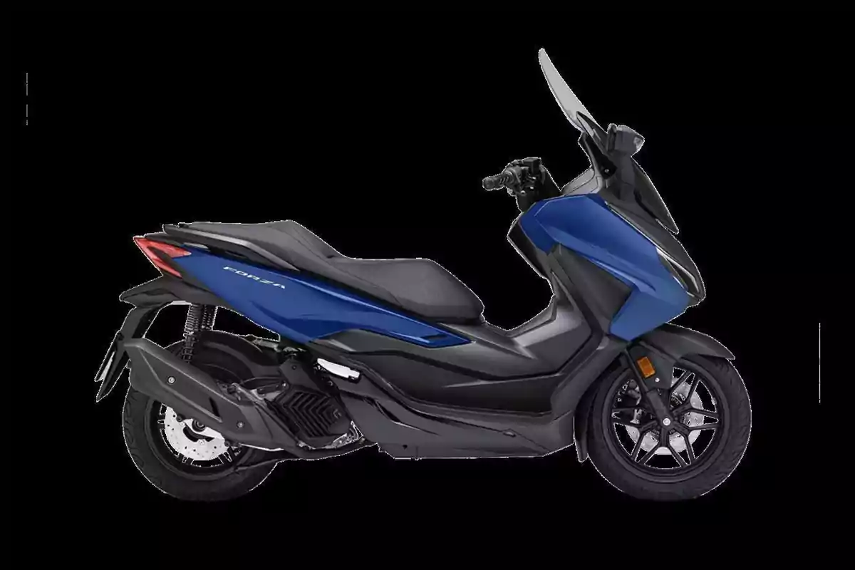 Motocicleta tipus scooter de color blau i negre sobre fons negre Motocicleta tipus scooter de color blau i negre sobre fons negre