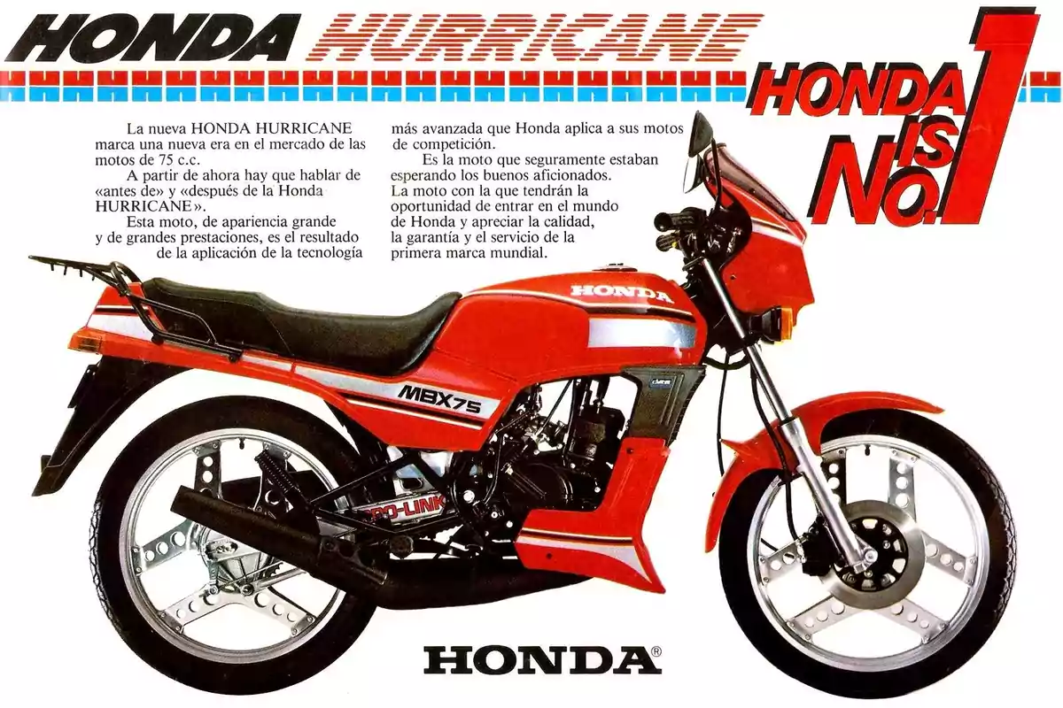 Publicidad vintage de una motocicleta Honda MBX75 roja con detalles en blanco y negro, acompañada de texto promocional en español y el eslogan Honda is No.1 Publicidad vintage de una motocicleta Honda MBX75 roja con detalles en blanco y negro, acompañada de texto promocional en español y el eslogan Honda is No.1