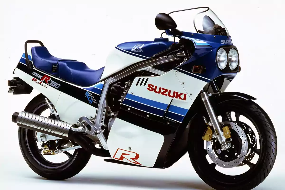 Motocicleta deportiva Suzuki GSX-R750 clásica en colores azul y blanco sobre fondo blanco Motocicleta deportiva Suzuki GSX-R750 clásica en colores azul y blanco sobre fondo blanco