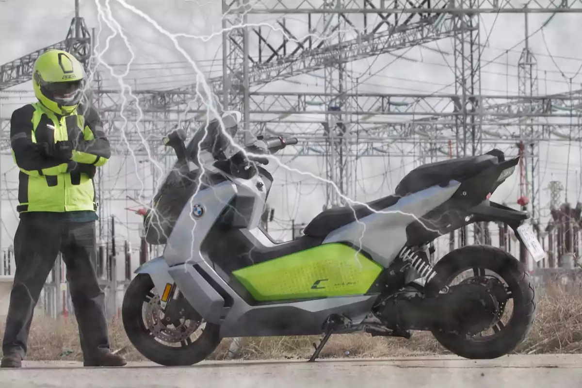 Persona con casco y chaqueta reflectante de pie junto a una motocicleta eléctrica BMW con rayos simulados y una subestación eléctrica de fondo Persona con casco y chaqueta reflectante de pie junto a una motocicleta eléctrica BMW con rayos simulados y una subestación eléctrica de fondo