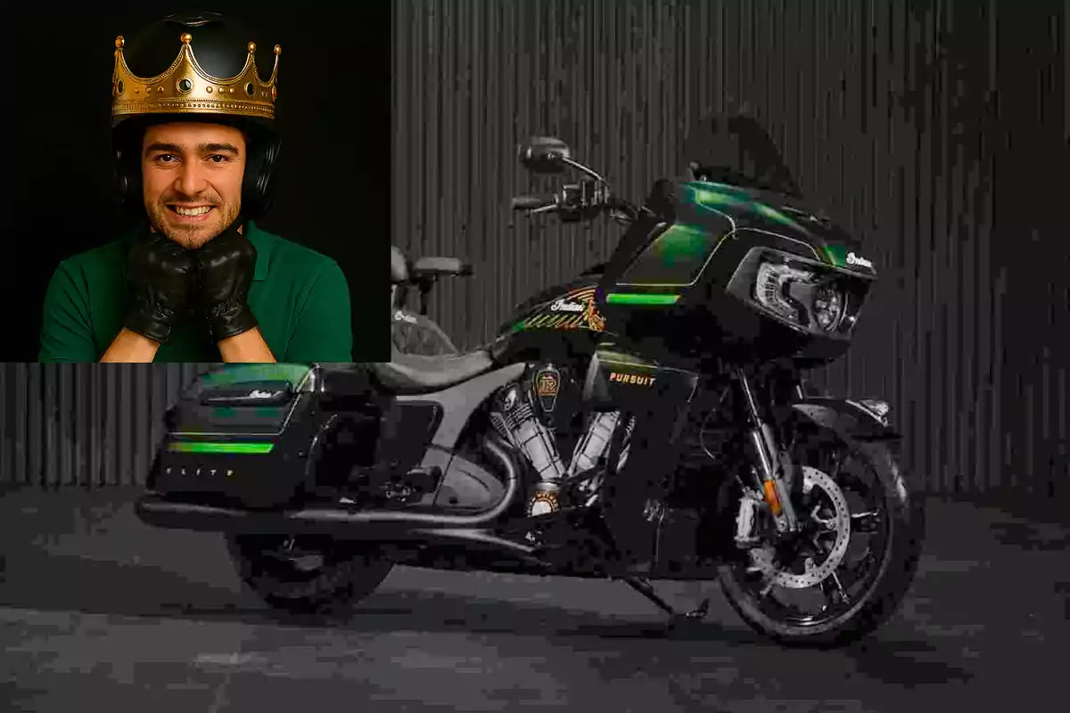 Un hombre sonriente con casco y corona aparece en la esquina superior izquierda de la imagen, mientras que en el fondo se observa una motocicleta negra con detalles verdes.