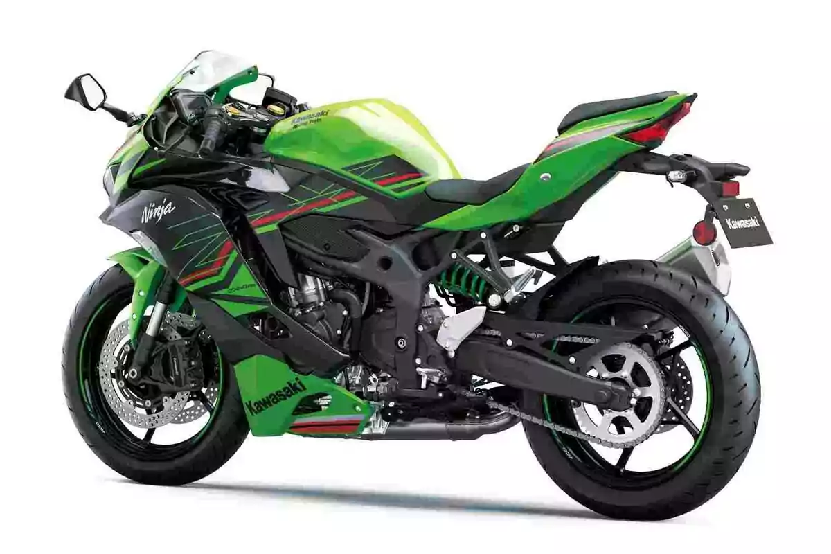 Motocicleta deportiva Kawasaki Ninja de color verde con detalles en negro y rojo vista desde un ángulo trasero lateral sobre fondo blanco Motocicleta deportiva Kawasaki Ninja de color verde con detalles en negro y rojo vista desde un ángulo trasero lateral sobre fondo blanco