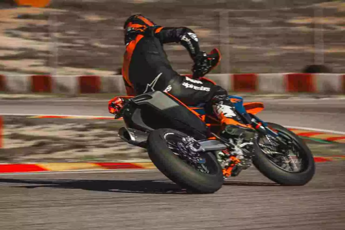 KTM presenta la seva gamma 690 per a supermotard i enduro KTM presenta la seva gamma 690 per a supermotard i enduro