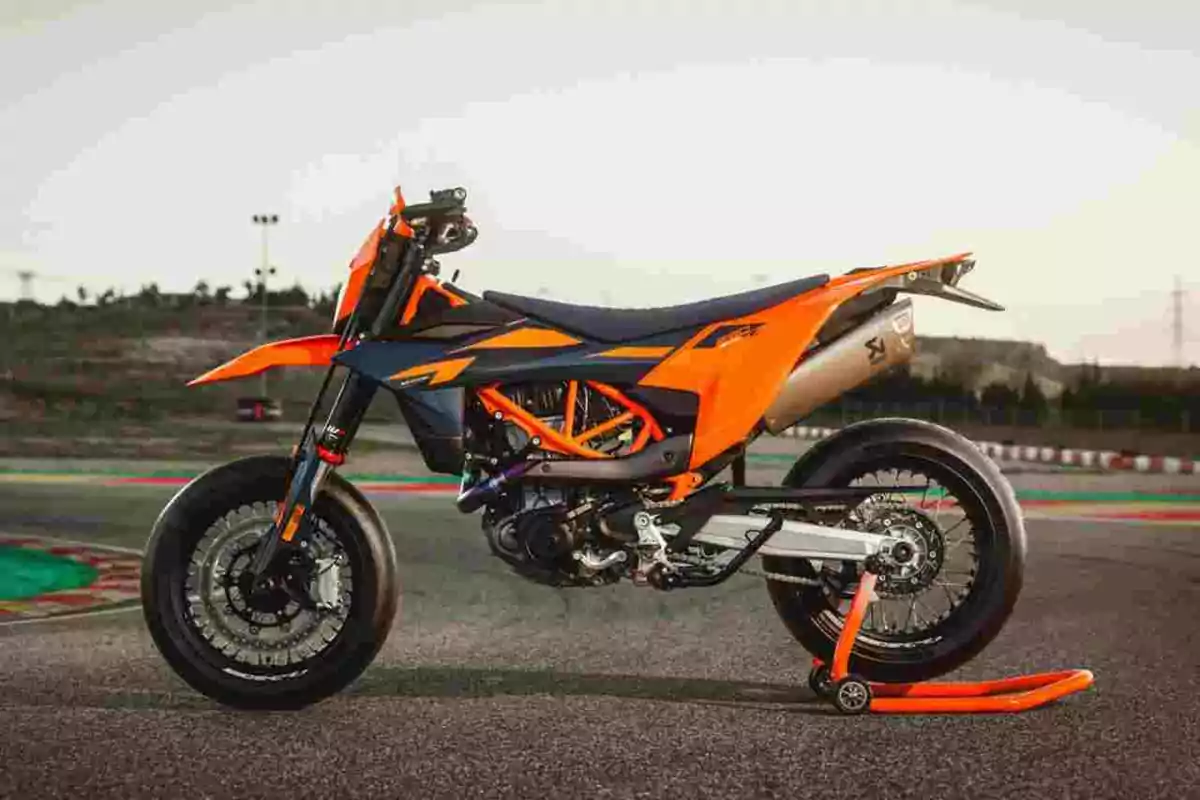 KTM presenta la seva gamma 690 per a supermotard i enduro KTM presenta la seva gamma 690 per a supermotard i enduro