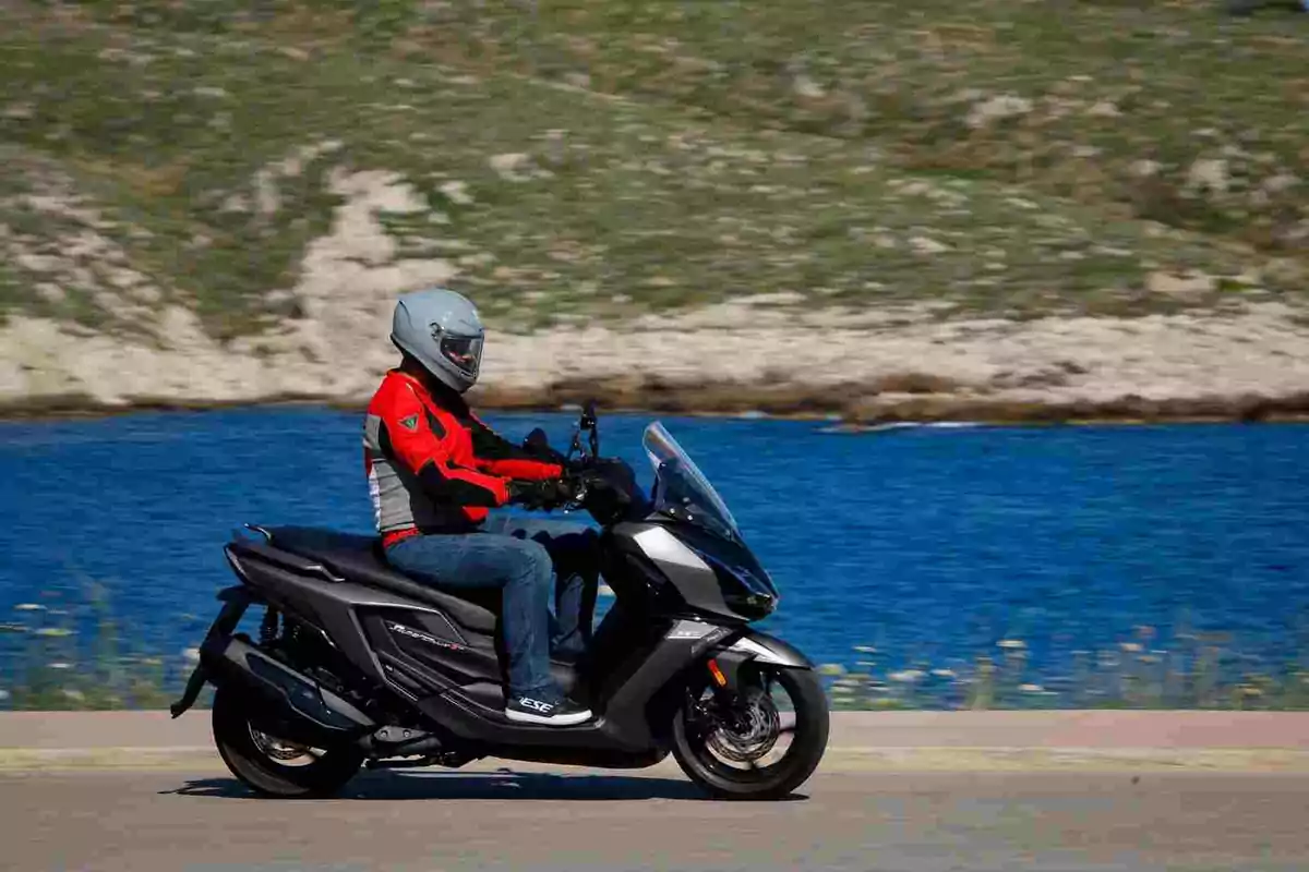 KYMCO presenta el Super Dink GT 350 KYMCO presenta el Super Dink GT 350