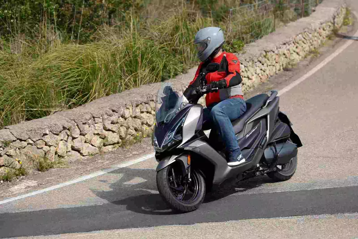 KYMCO presenta el Super Dink GT 350 KYMCO presenta el Super Dink GT 350