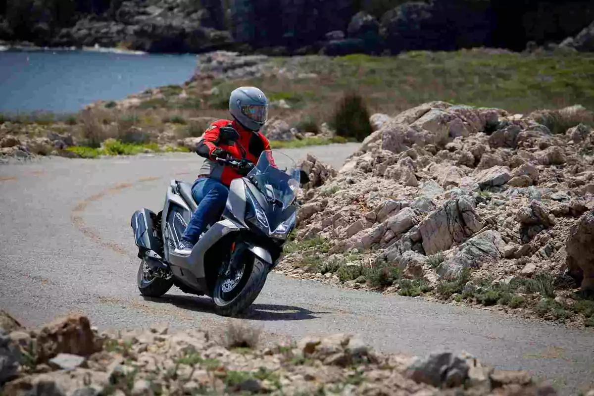 KYMCO presenta el Super Dink GT 350 KYMCO presenta el Super Dink GT 350
