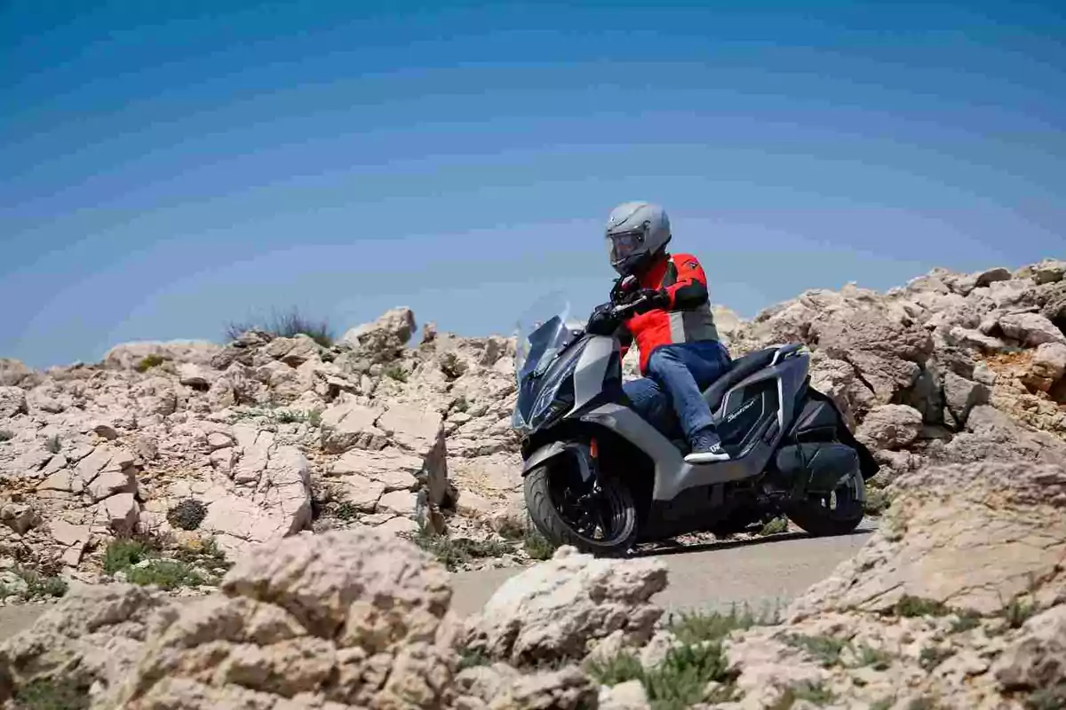 KYMCO presenta el Super Dink GT 350 KYMCO presenta el Super Dink GT 350