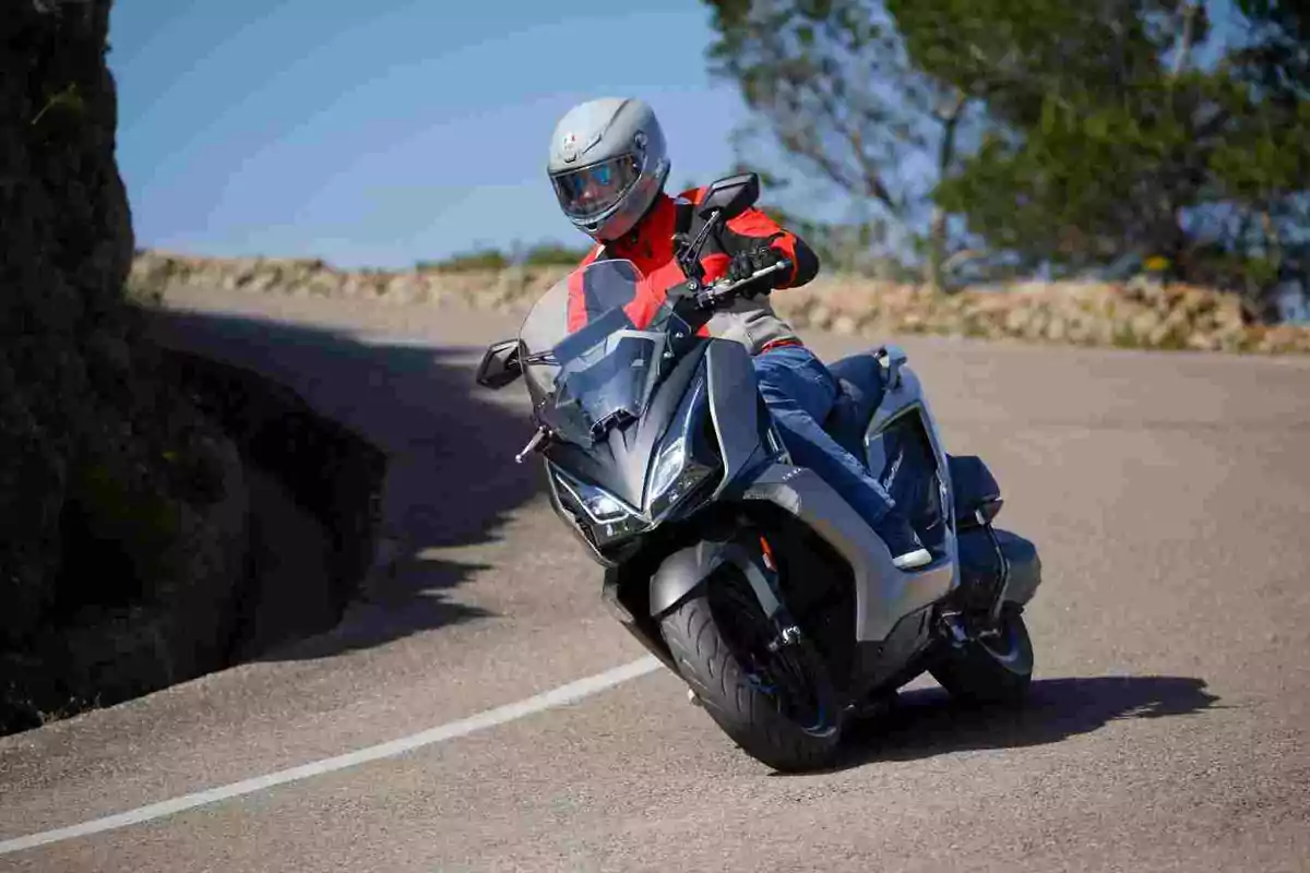 KYMCO presenta el Super Dink GT 350