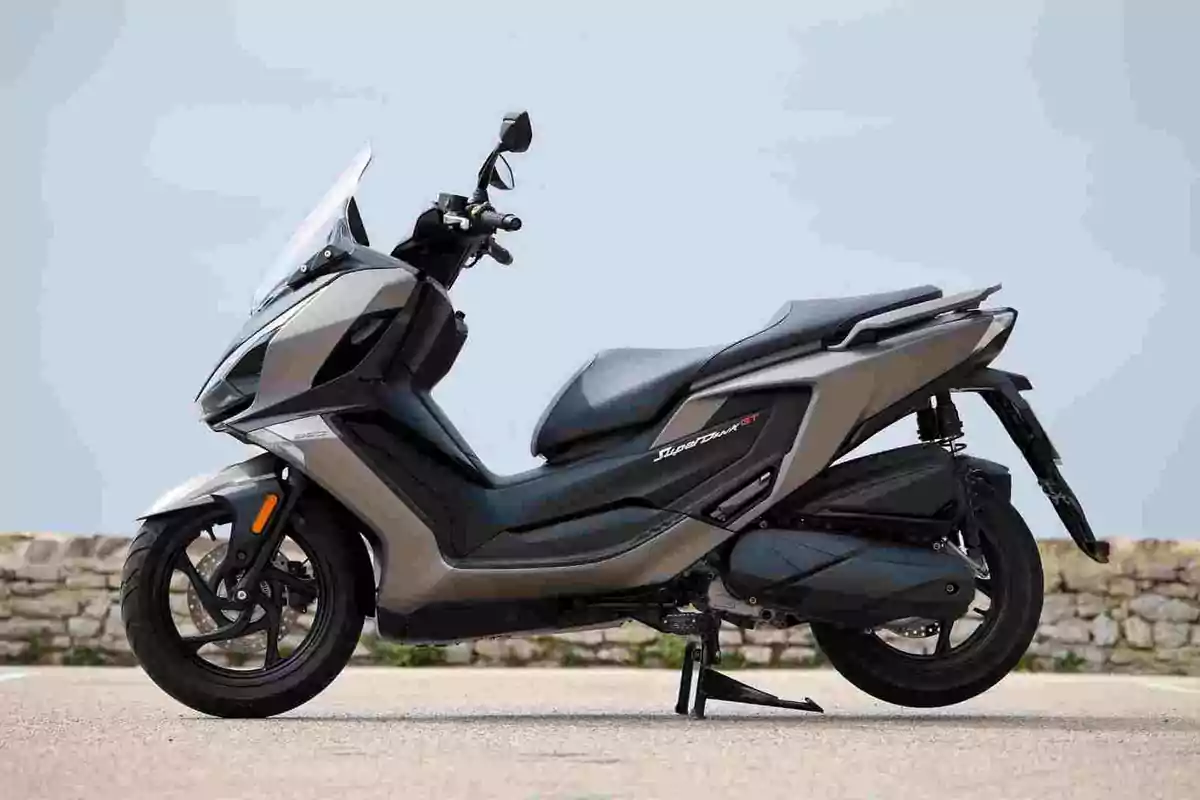 KYMCO presenta el Super Dink GT 350 KYMCO presenta el Super Dink GT 350
