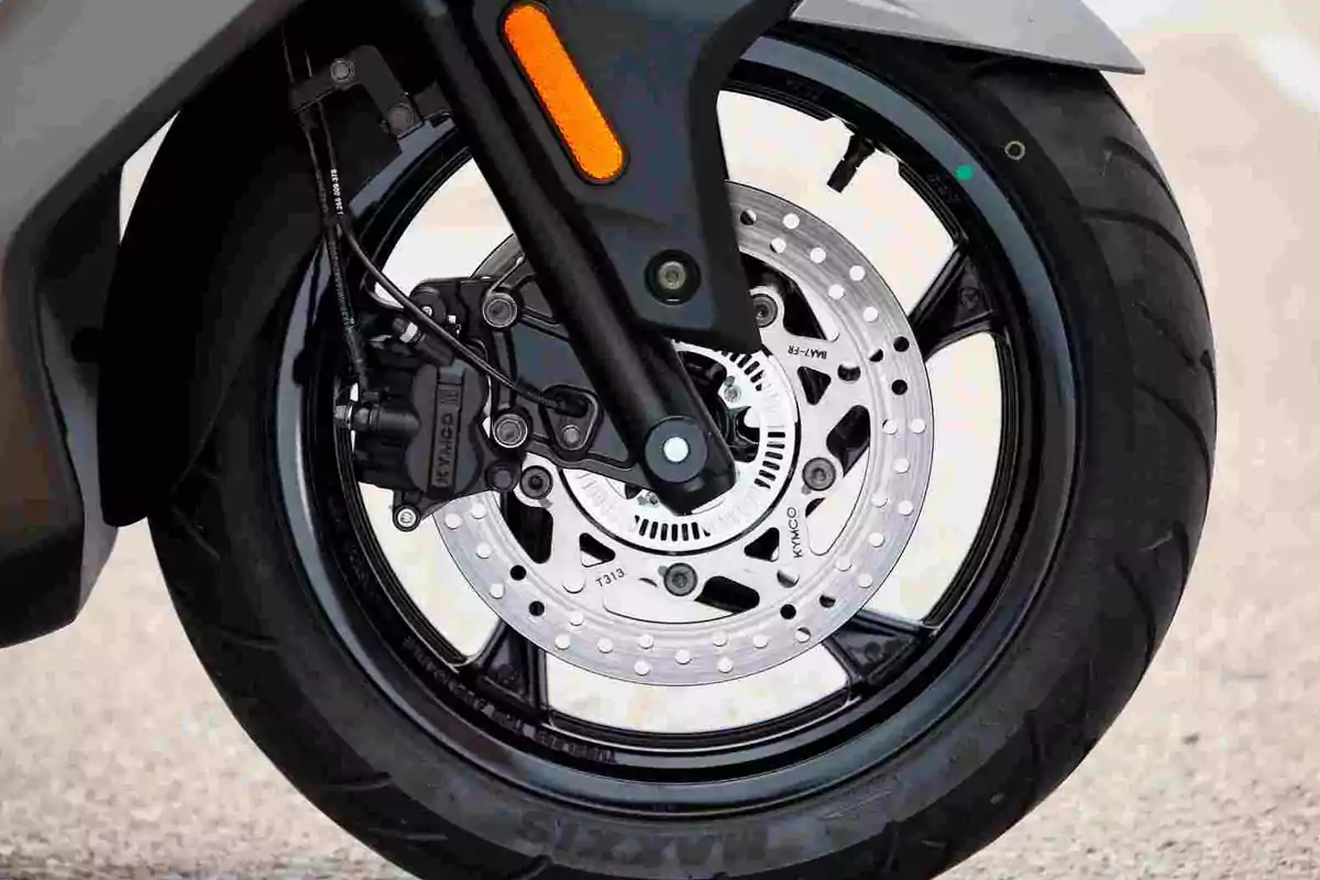 KYMCO presenta el Super Dink GT 350 KYMCO presenta el Super Dink GT 350