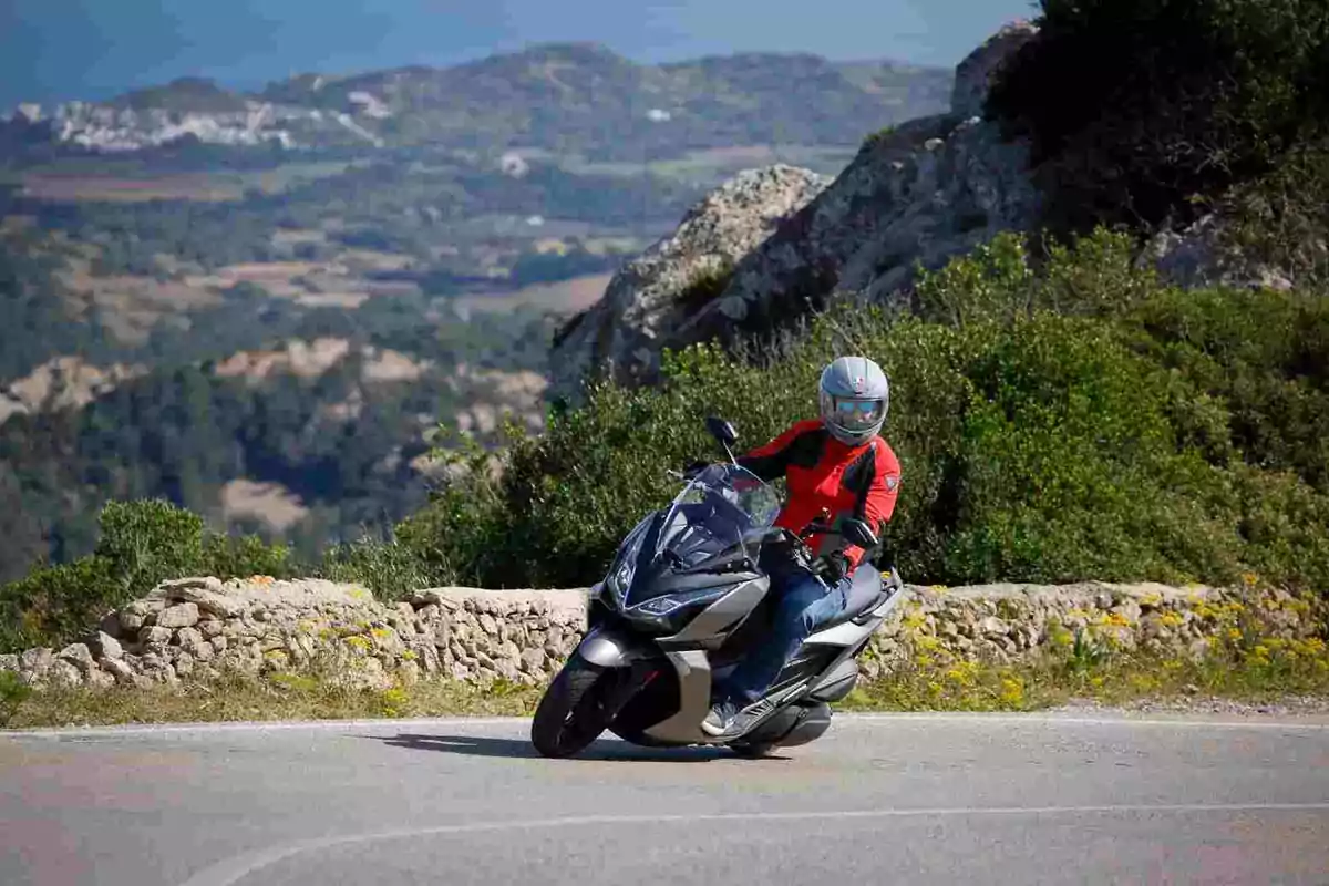 KYMCO presenta el Super Dink GT 350 KYMCO presenta el Super Dink GT 350
