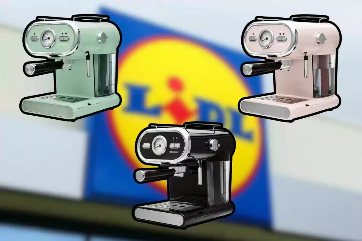 Tres cafeteres de diferents colors floten davant del logotip desenfocat de la botiga Lidl al fons Tres cafeteres de diferents colors floten davant del logotip desenfocat de la botiga Lidl al fons