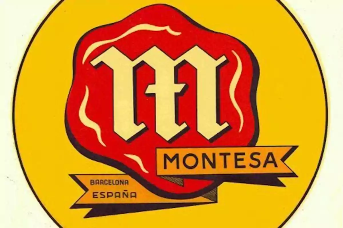 Logotipo clásico de Montesa con una gran letra M en el centro sobre fondo rojo y amarillo y las palabras Barcelona España Logotipo clásico de Montesa con una gran letra M en el centro sobre fondo rojo y amarillo y las palabras Barcelona España