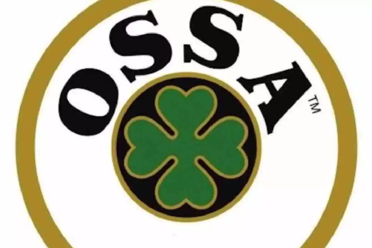 Logo circular con borde dorado, la palabra OSSA en negro y un trébol verde de cuatro hojas en el centro Logo circular con borde dorado, la palabra OSSA en negro y un trébol verde de cuatro hojas en el centro