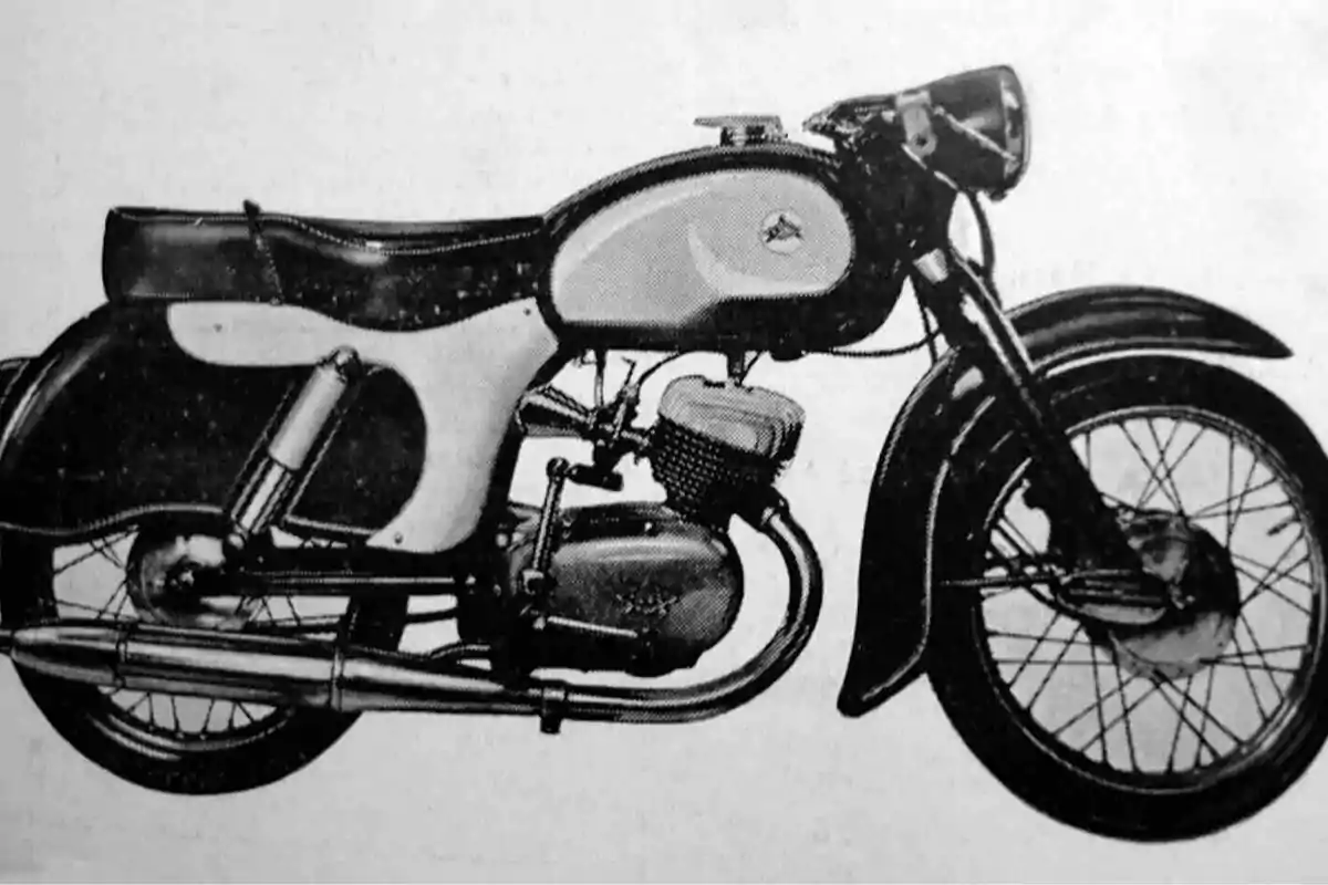 Motocicleta clásica en blanco y negro vista de perfil Motocicleta clásica en blanco y negro vista de perfil