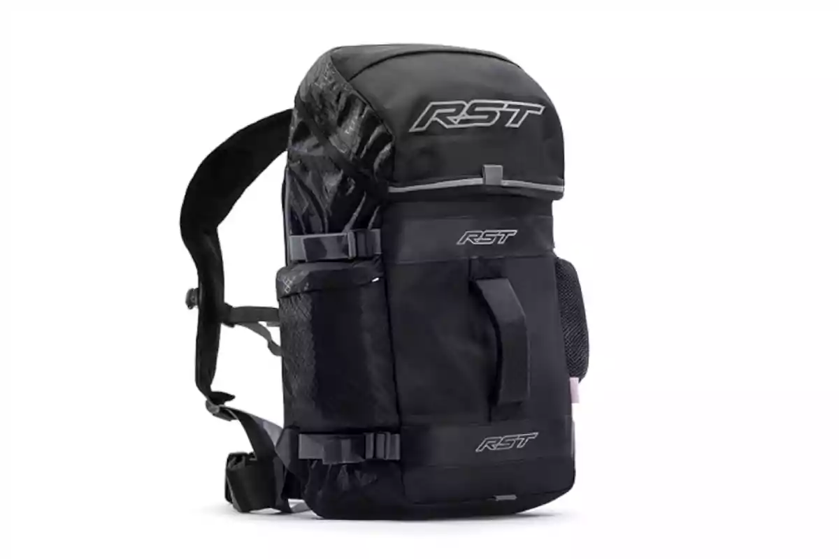 Black sports backpack with adjustable straps and the RST logo in several places Black sports backpack with adjustable straps and the RST logo in several places