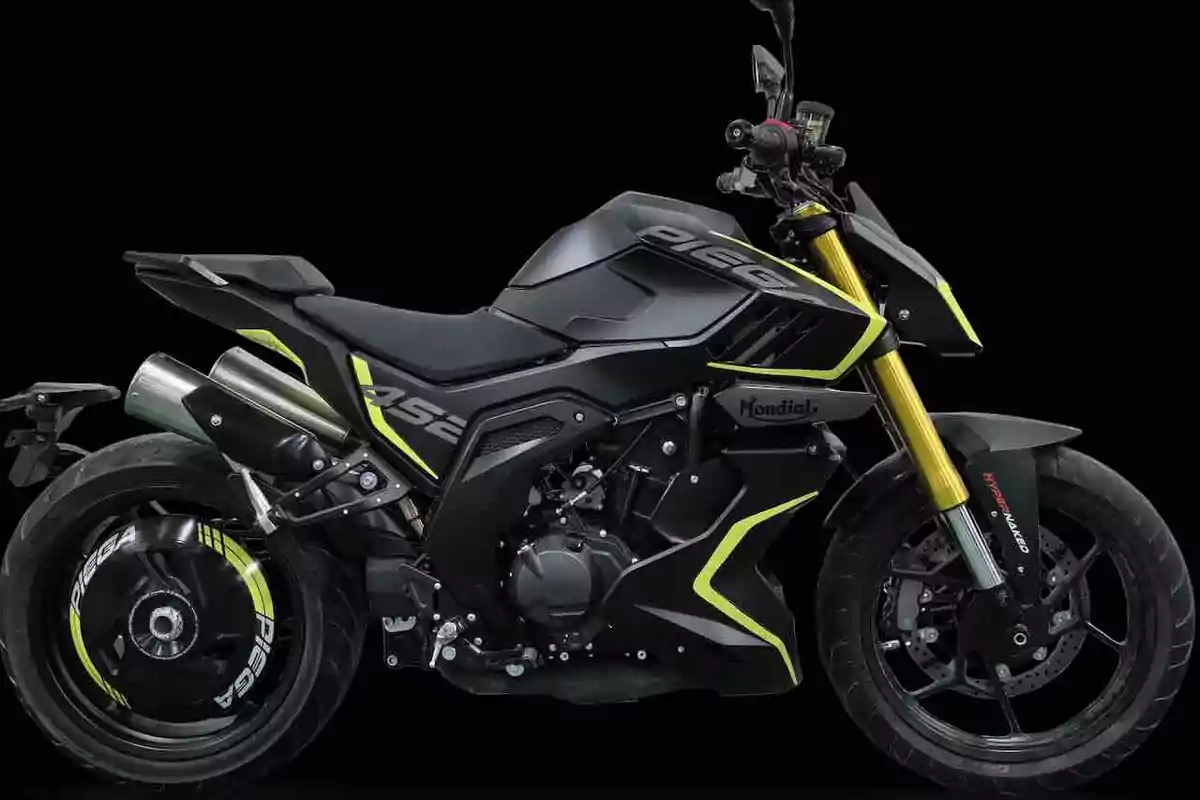 Motocicleta deportiva negra con detalles en amarillo y suspensión delantera dorada sobre fondo negro Motocicleta deportiva negra con detalles en amarillo y suspensión delantera dorada sobre fondo negro