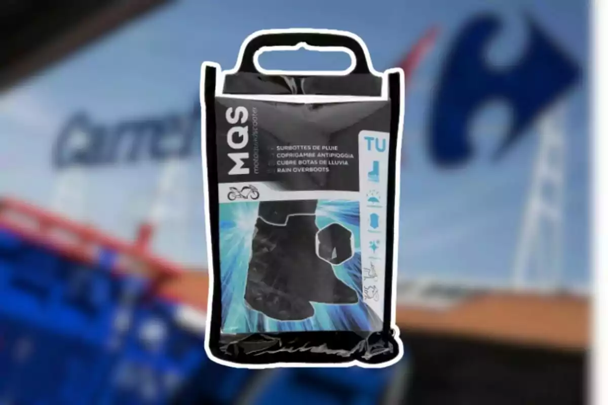Paquete de cubre botas de lluvia para motociclistas de la marca MQS con fondo desenfocado de una tienda Carrefour Paquete de cubre botas de lluvia para motociclistas de la marca MQS con fondo desenfocado de una tienda Carrefour