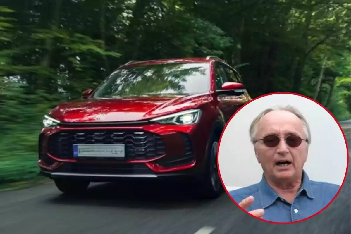 Un auto SUV rojo circula por una carretera rodeada de árboles y en la esquina inferior derecha aparece el rostro de un hombre mayor con gafas oscuras y camisa azul dentro de un círculo rojo.