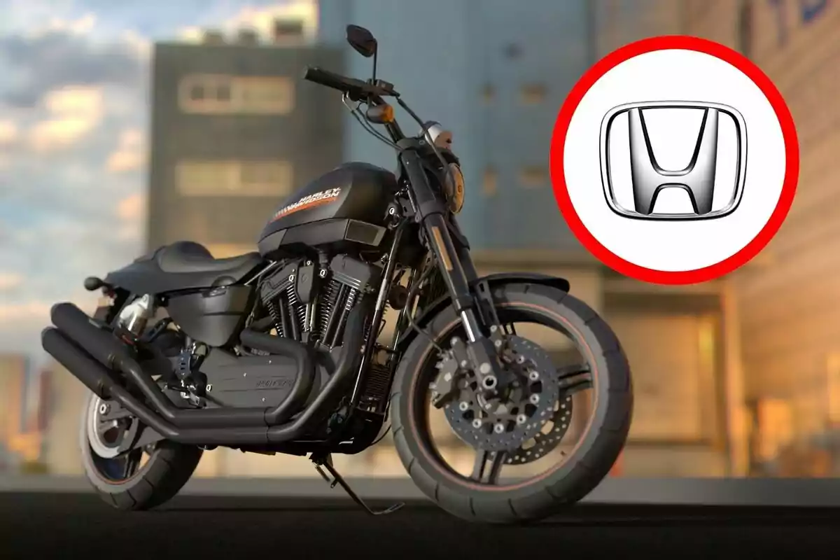 Motocicleta negra estacionada con un edificio de fondo y un logotipo de Honda en un círculo rojo en la esquina superior derecha.