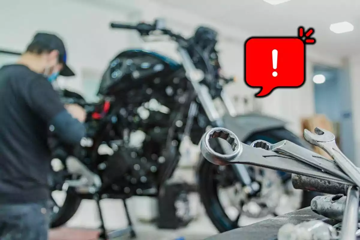 Mecánico trabajando en una motocicleta con herramientas en primer plano y un ícono de advertencia en el fondo. Mecánico trabajando en una motocicleta con herramientas en primer plano y un ícono de advertencia en el fondo.