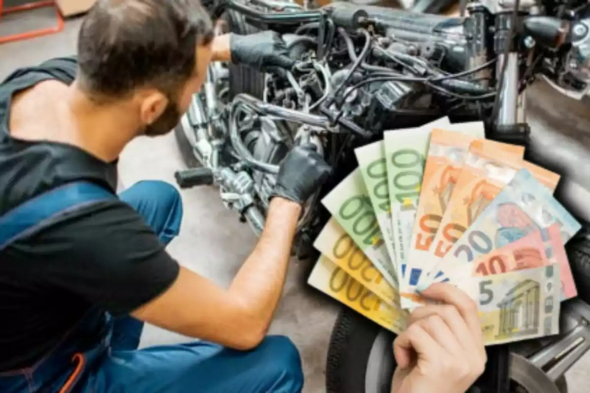 Hombre reparando una motocicleta mientras una mano sostiene varios billetes de euro. Hombre reparando una motocicleta mientras una mano sostiene varios billetes de euro.
