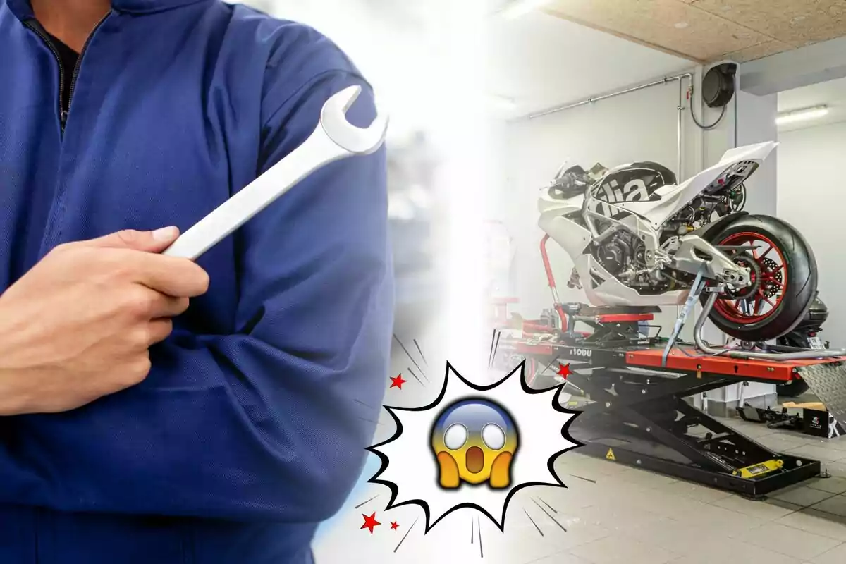 Persona con overol azul sosteniendo una llave inglesa junto a una motocicleta en reparación sobre una plataforma y un emoji de sorpresa en el centro.