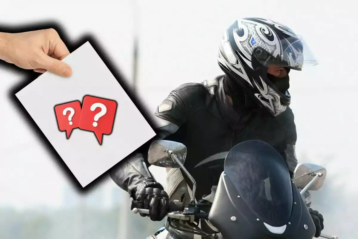 Persona con casco y chaqueta de motociclista conduciendo una moto mientras una mano sostiene una hoja con dos íconos de signos de interrogación en burbujas de diálogo.