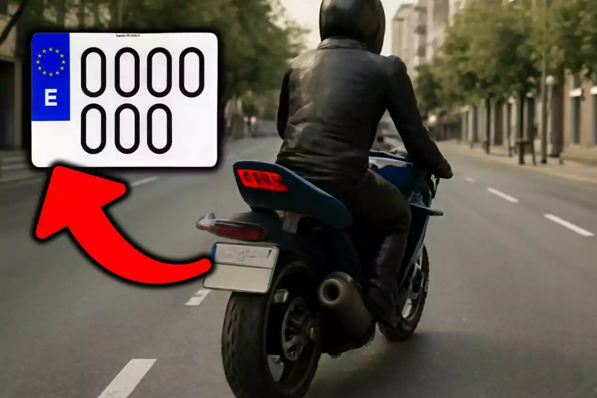 Motociclista circulando por una calle con una flecha roja señalando la matrícula trasera y una ilustración de placa europea en la esquina superior izquierda. Motociclista circulando por una calle con una flecha roja señalando la matrícula trasera y una ilustración de placa europea en la esquina superior izquierda.