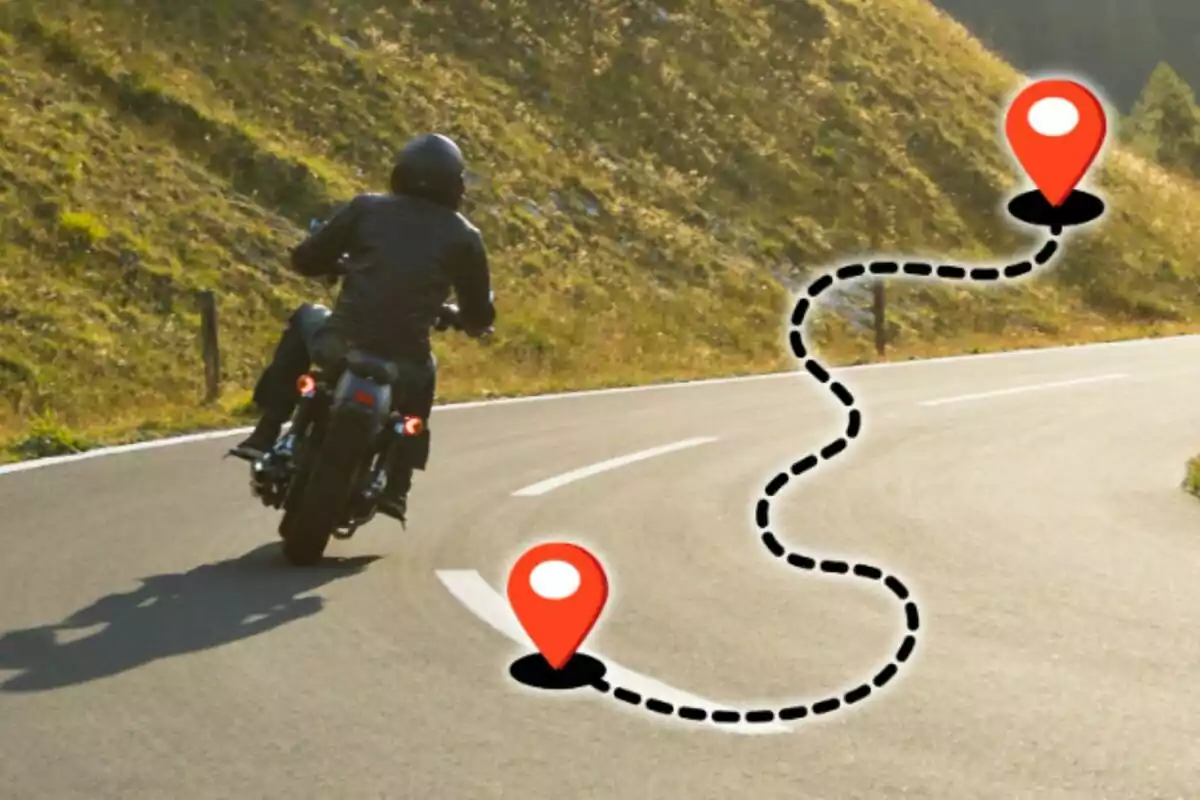 Persona conduciendo una motocicleta en una carretera curva con dos iconos de ubicación y una línea punteada que representa una ruta. Persona conduciendo una motocicleta en una carretera curva con dos iconos de ubicación y una línea punteada que representa una ruta.