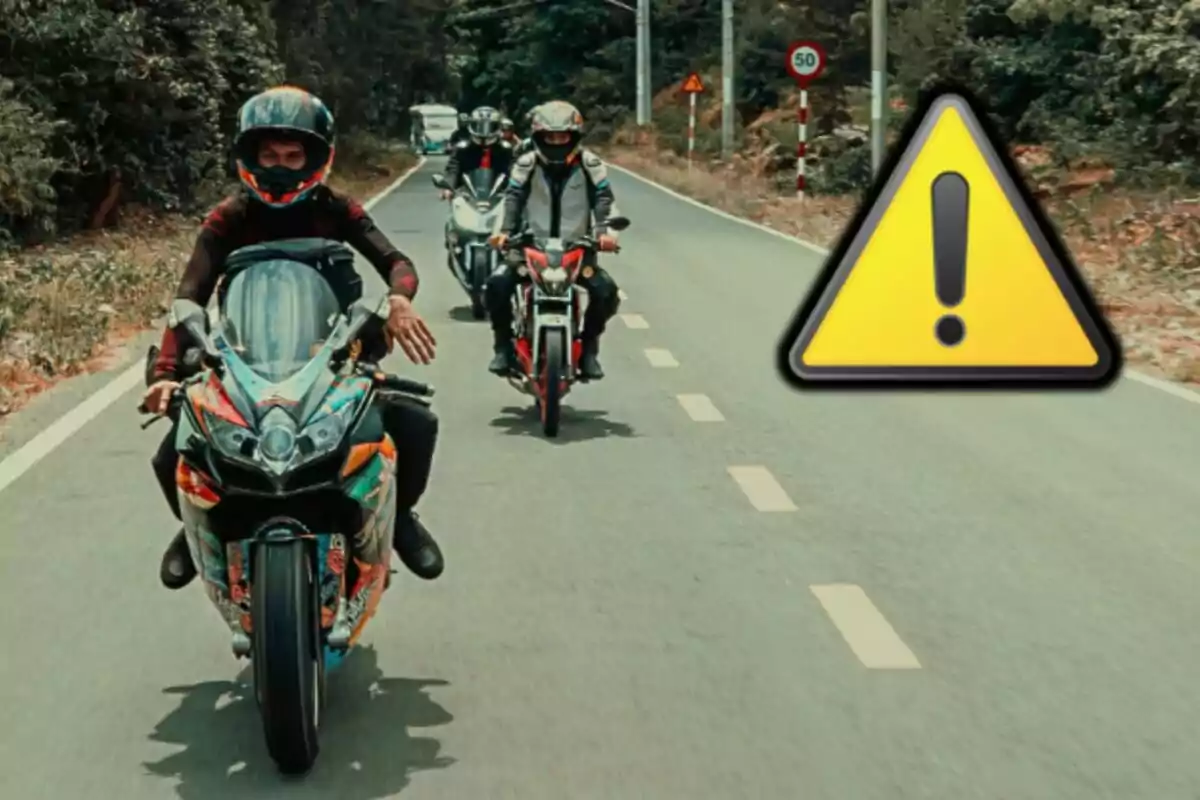 Grupo de motociclistas circulando por una carretera con un símbolo de advertencia amarillo sobrepuesto. Grupo de motociclistas circulando por una carretera con un símbolo de advertencia amarillo sobrepuesto.