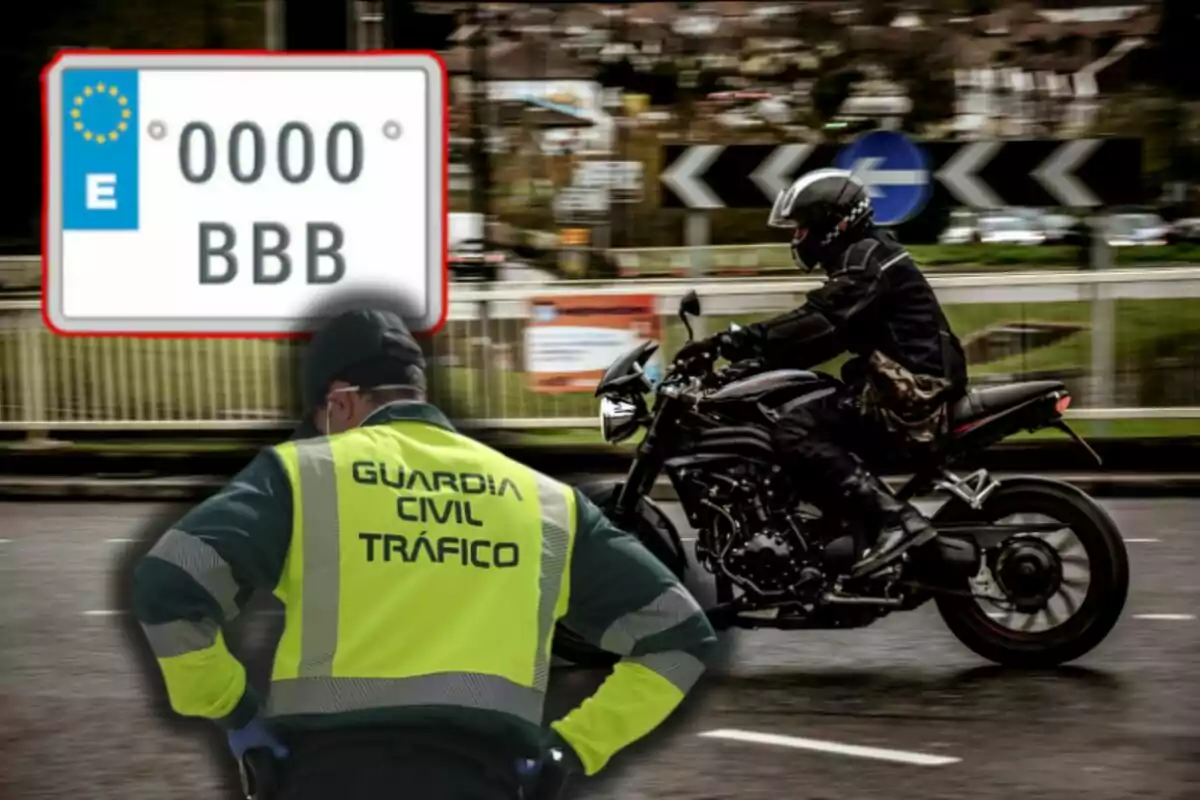 Un agente de la Guardia Civil de Tráfico observa a un motociclista en circulación junto a una imagen de una matrícula española genérica