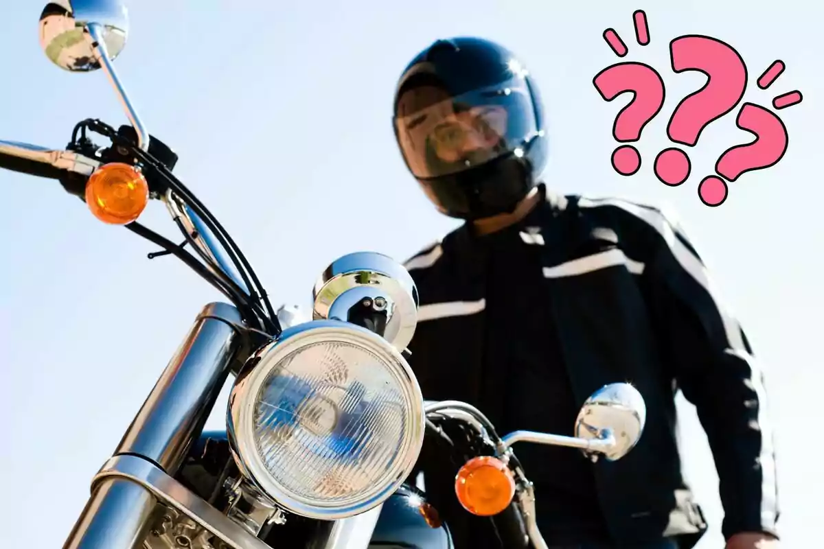 Persona con casco y chaqueta de motociclista junto a una moto con signos de interrogación grandes en color rosa sobre un fondo azul claro Persona con casco y chaqueta de motociclista junto a una moto con signos de interrogación grandes en color rosa sobre un fondo azul claro