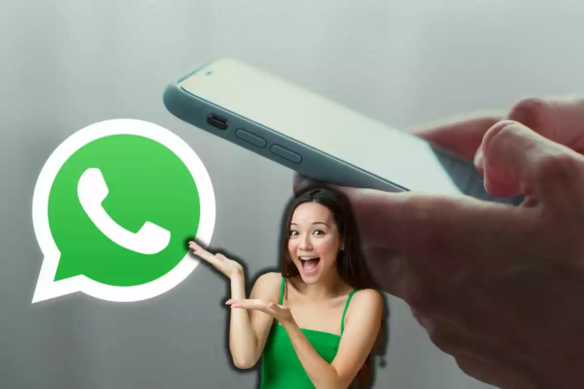 Mujer sonriente señalando el logo de WhatsApp con un teléfono móvil de fondo