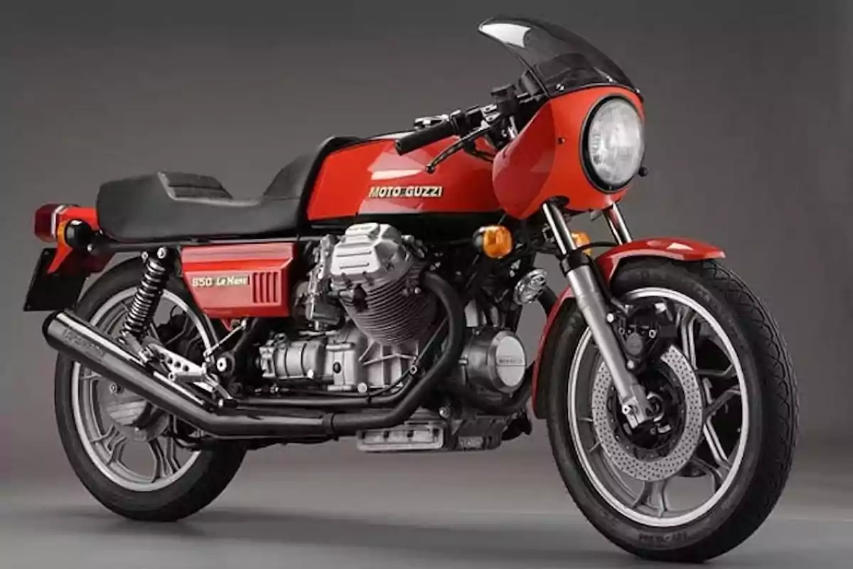 Motocicleta clásica Moto Guzzi de color rojo con carenado frontal y diseño deportivo vintage Motocicleta clásica Moto Guzzi de color rojo con carenado frontal y diseño deportivo vintage